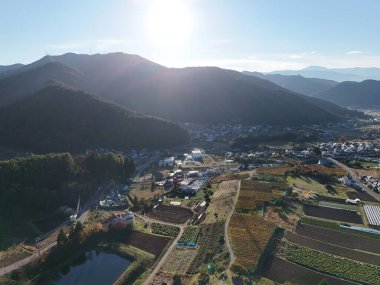 Vadide küçük bir kasabası olan güzel bir dağ sırası. Güneş parıldıyor, sıcak ve davetkar bir atmosfer yaratıyor. Şehir yemyeşil tarlalarla çevrili.