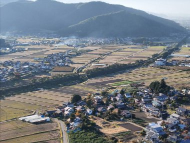 Ortasında küçük bir kasaba olan kırsal bir bölge. Kasaba tarlalar ve dağlarla çevrili.