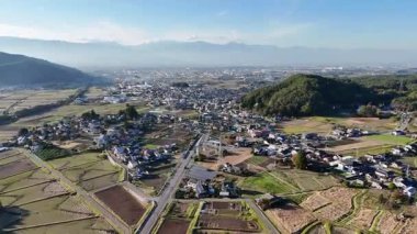 Tarlaları ve evleri olan kırsal alan manzarası