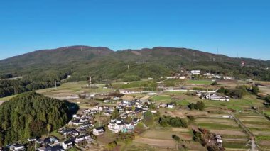 Tarlaları ve dağları barındıran kırsal arazinin havadan görünüşü