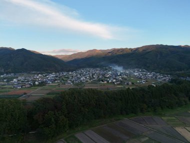 Vadide küçük bir kasabası olan güzel bir dağ sırası. Gökyüzü açık ve güneş parlıyor.