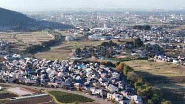 Yeşil alanlarla çevrili kentsel alanın havadan görüntüsü