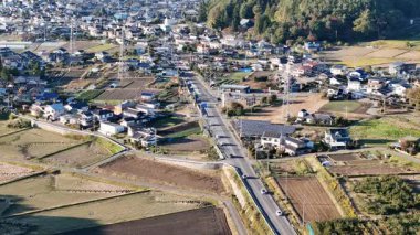 Ev ve yolların yer aldığı kırsal arazinin havadan görünüşü