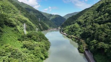 Yeşil dağlarla çevrili nehrin manzarası