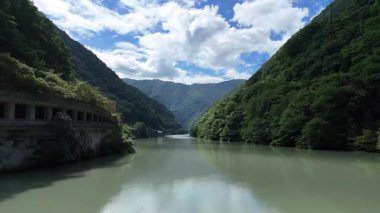 Yeşil dağlarla çevrili nehrin manzarası