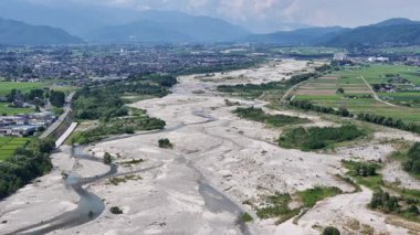 Kuru nehir yatağının yeşil manzarayla çevrili havadan görünüşü