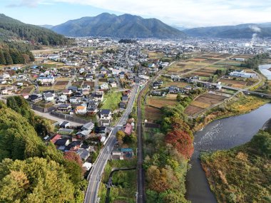 İçinden nehir akan bir şehir. Nehir kuşlarla dolu. Şehir dağlarla çevrili.