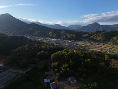 Vadide küçük bir kasabası olan güzel bir dağ sırası. Gökyüzü açık ve güneş parlıyor.