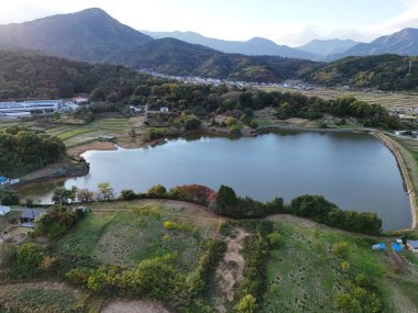 Yeşil tarlalar ve dağlarla çevrili güzel bir göl. Göl sakin ve huzurlu, ve çevresi yemyeşil ve yemyeşil. Huzur ve sükunet kavramı