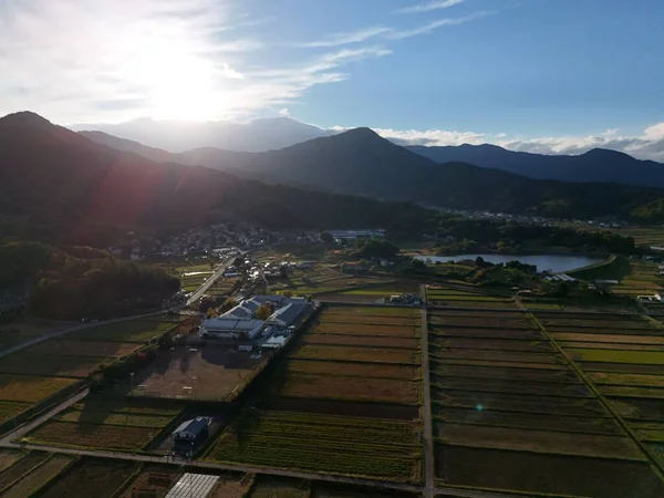 Ortasında küçük bir kasaba olan güzel bir manzara. Gökyüzü mavi ve güneş ışıl ışıl parlıyor