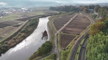 Nehrin tarımsal alanlarda dalgalanmasının havadan görünüşü