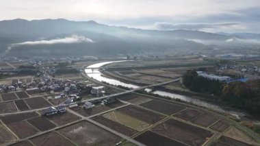 Kırsal arazide akan nehrin havadan görünüşü