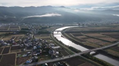 Nehrin yeşil tarlalarda ve dağlarda akan havadan görünüşü