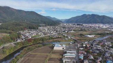 Dağlı ve tarlalı kırsal arazinin havadan görünüşü