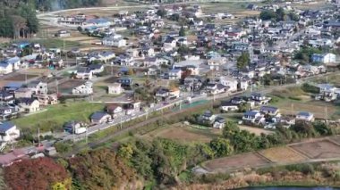 Havadan bakıldığında evler tarlalar yollar ve yeşillikler görünüyor