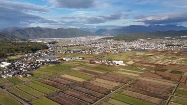 Dağlarla çevrili küçük bir kasaba ve tarlaların havadan görünüşü
