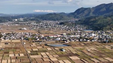 Tarlaların havadan görünüşü ve manzaradaki küçük evler