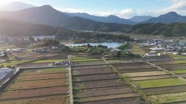 Göl çevresindeki tarlaların ve dağların havadan görünüşü