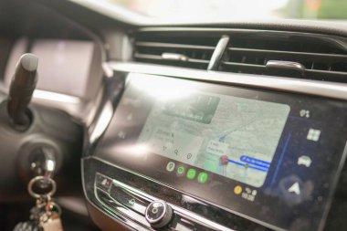 Hedefe giden yolu gösteren GPS ekranlı bir araç paneli. GPS ekranı resmin ana odak noktasıdır