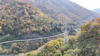 Sonbaharda dağların ve elektrik hatlarının manzarası