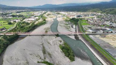 Nehir ve köprü manzaralı.