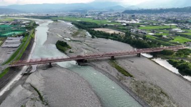 Nehir ve köprü manzaralı.