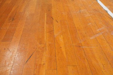 Zemin ahşaptan yapılmıştır ve yıpranmış bir görünüşü vardır. Tahta tohumu görünür ve zemin oldukça kirlidir.