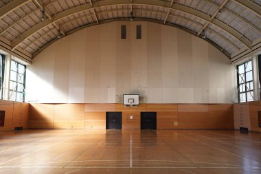 Büyük kemerli bir basketbol sahası ve basketbol potası. Mahkeme boş.