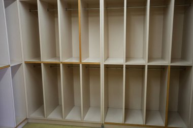 Rafları ve rafları olan büyük bir dolap. Dolap boş ve temiz ve düzenli görünüyor.