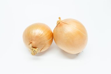 Beyaz arkaplanda kırmızı soğanlar