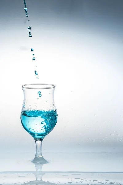 Vierta el objeto de detalle de primer plano de vaso de agua —  Fotos de Stock