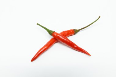 beyaz zemin üzerine taze kırmızı biber.