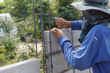 İşçiler bir duvar detay yapı