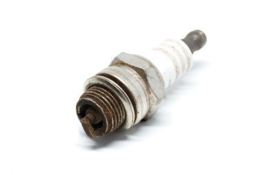 Beyaz arka planda bujileri motosiklet