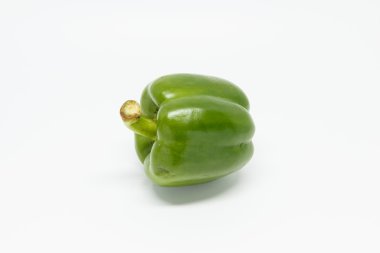 Beyaz arkaplanda yeşil biber