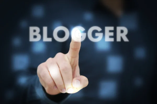 Uomo d'affari mano toccando Blogger — Foto Stock