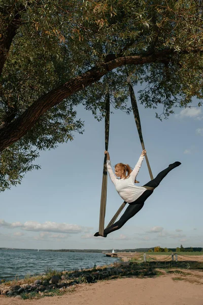 Жінка Робить Вправи Проти Гравітації Йоги Парку — стокове фото