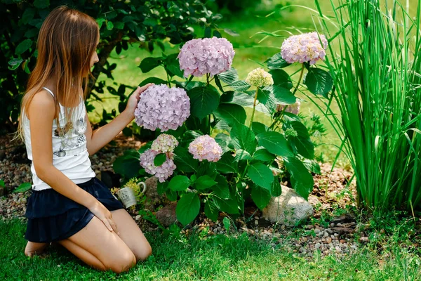 Menina Passeios Verão Natureza Com Flores Menina Feliz Com Flores — Fotografia de Stock