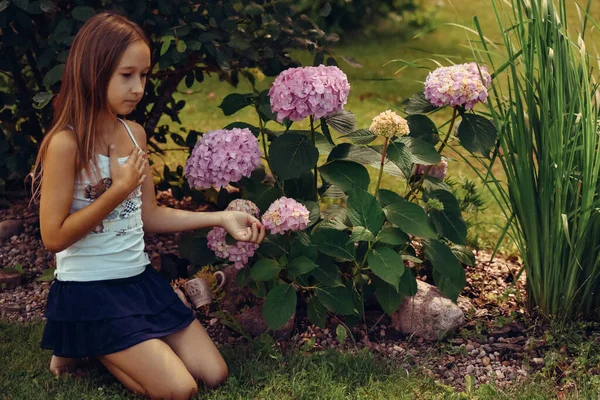 Little Girl Summer Walks Nature Flowers Happy Girl Flowers — Stock Photo, Image