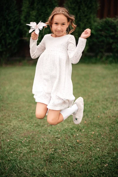 Menina Vestido Branco Pulando Parque — Fotografia de Stock