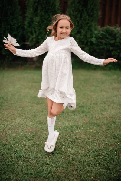 Κοριτσάκι Λευκό Φόρεμα Που Χοροπηδάει Στο Πάρκο — Φωτογραφία Αρχείου