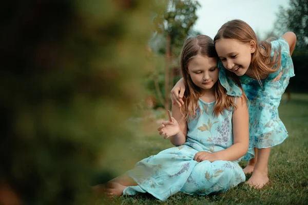Дві Милі Дівчата Темним Волоссям Блакитних Сукнях Виходять Вулицю Сонячний — стокове фото