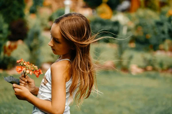 Little Girl Summer Walks Nature Flowers Happy Girl Flowers — Stock Photo, Image