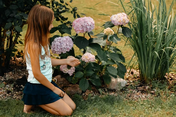 Menina Passeios Verão Natureza Com Flores Menina Feliz Com Flores — Fotografia de Stock