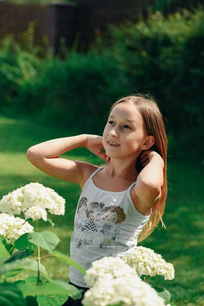 Little Girl Summer Walks Nature Flowers Happy Girl Flowers — Stock Photo, Image