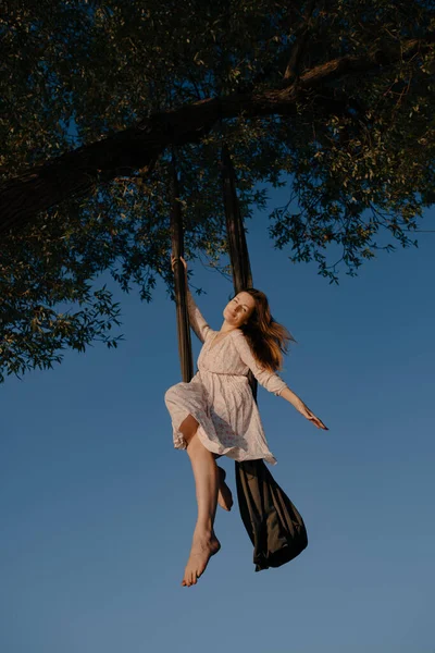 公園で反重力ヨガの練習をしている女性 — ストック写真