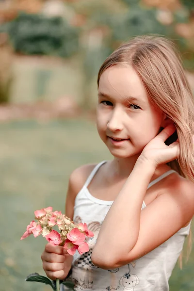 Niña Verano Camina Por Naturaleza Con Flores Chica Feliz Con —  Fotos de Stock