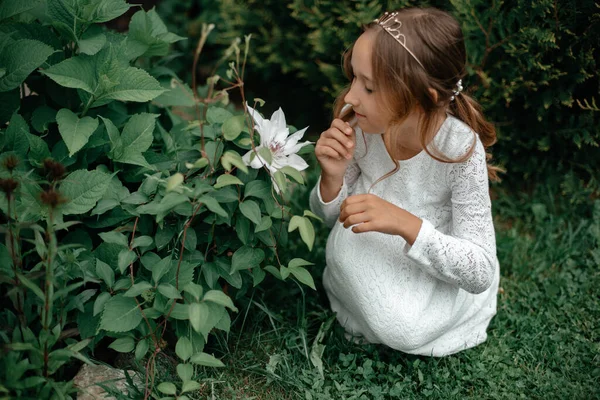 Holčička Bílých Šatech Květinou Parku — Stock fotografie