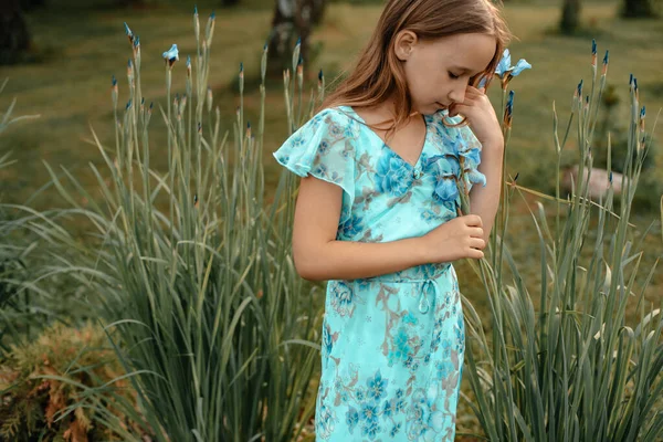 Приваблива Маленька Дівчинка Кучерявим Волоссям Блакитній Сукні Тримає Блакитні Квіти — стокове фото