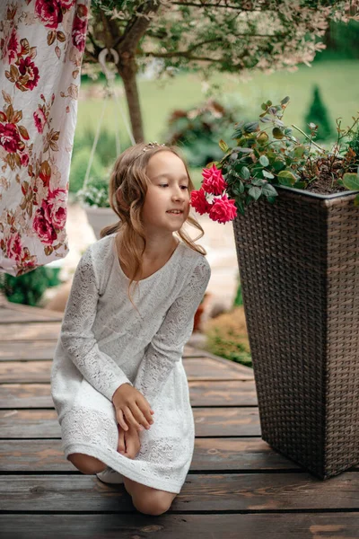Retrato Uma Menina Bonita Com Flores — Fotografia de Stock